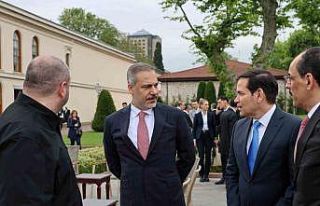 İstanbul’daki barış müzakeresi fotoğraf karelerine...