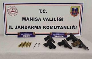 İşyerinde 5 ruhsatsız tabancayla yakalandı