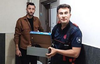 İtfaiye erleri kurtardıkları karga yavrularını...