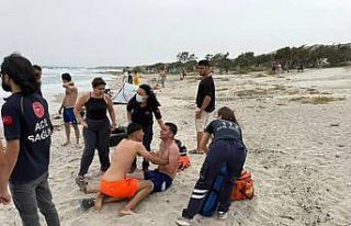 İzmir’de denize giren genç boğuldu, arkadaşları...