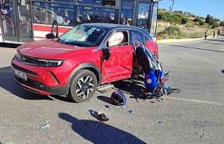 İzmir’de otomobil motosikletle çarpıştı: 1...