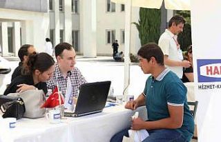 İzmir’de sektör temsilcileriyle öğrenciler bir...