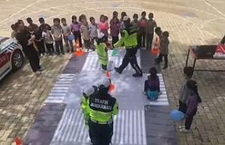 Jandarma ekiplerinden minik öğrencilere trafik eğitimi