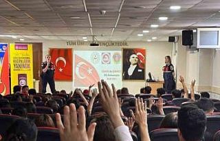 Jandarma liseli gençleri bilgilendirdi