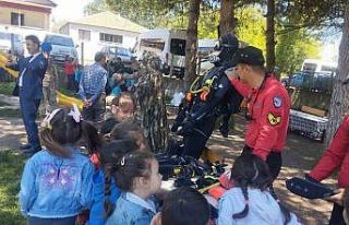 Jandarma minik öğrencileri bilgilendirdi