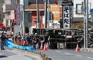 Japonya’da kamyonetiyle çukura düşen sürücünün...