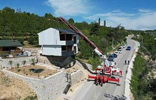 Kaçak villayı vinçle taşıdı