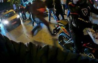 Kadıköy’de Galatasaray atkılı araca saldırı...