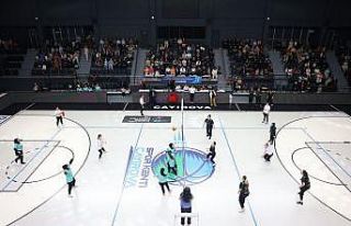 Kadın kursiyerler voleybol maçında hünerlerini...