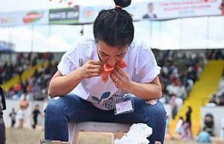 Kadınlar en çok domatesi yemek için yarıştı:...