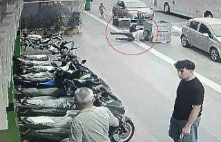 Kafasını çöp konteynerine çarptı, kimse hastaneye...