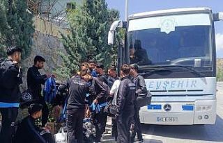 Kafileyi taşıyan otobüsün lastiği patladı, futbolcular...