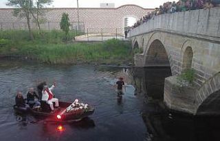 Kakava şenliklerinde kayıkla nehre inen Roman Çeribaşı,...