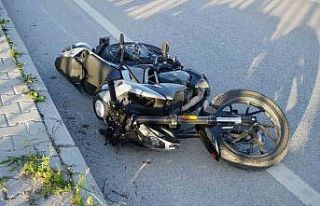 Kaldırımdaki trafik levhasına çarpan motosikletteki...