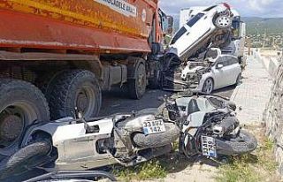 Kamyon yoldan çıktı önüne gelen taşıtı ezdi:...