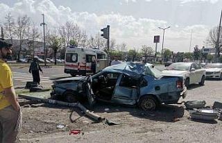 Kamyonet ile otomobil çarpıştı