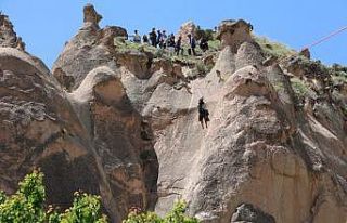 Kapadokya’da sıcak hava balonu peri bacalarının...