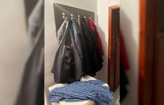 Kapının önünde oturan ev sahibine hırsızlık...