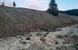 Karabük’te heyelan nedeniyle köy yolu ulaşıma...