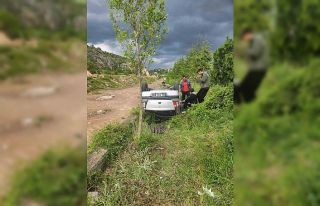 Karabük’te kontrolden çıkan otomobil dere kenarına...