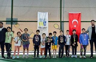 Karacabey Belediyesi Spor Tesisleri’nde minik raketler...