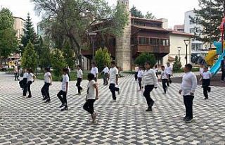 Karaman’da eş zamanlı halk oyunları gösterisi