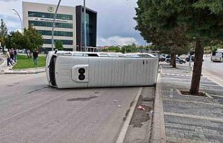 Karaman’da kamyonetle çarpışan okul servisi devrildi:...