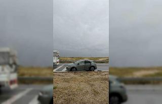 Karapınar’da otomobil refüje çarptı: 1 yaralı