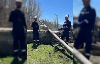 Karayazı’da hortum ve fırtına enerji hatlarını...