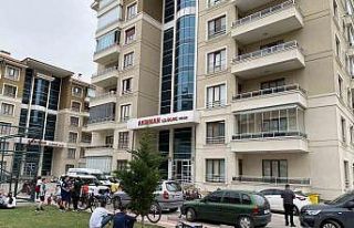 Karısını bıçaklayarak öldürüp başında bekledi