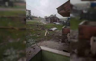 Karkaoçan’da fırtına evlerin çatılarını uçurdu