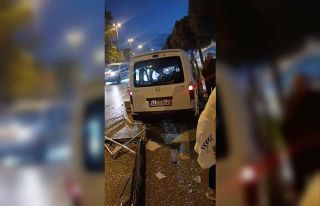 Kartal’da reklam panosuna çarpan araç karşı...