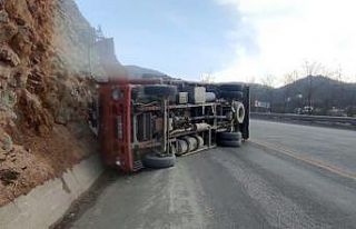 Kastamonu’da meyve yüklü kamyon devrildi