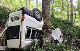 Kastamonu’da minibüs ormanlık alana yuvarlandı:...