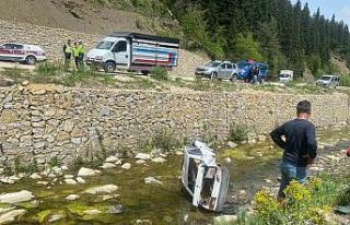 Kastamonu’da yoldan çıkan otomobil dereye uçtu:...