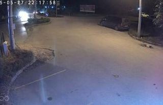 Kavşakta drift yapan otomobil ağaca çarptı: 3...