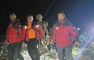 Kayalıklardan düşen kadını ekipler kurtardı