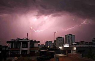 Kayseri’de şimşekler geceyi aydınlattı