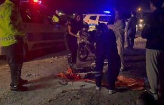 Kaza yapan motosikletin sürücüsü 50 metre sürüklendi