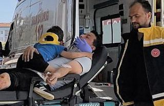 Kazada yaralanan çocuğu eldivenden yaptıkları...