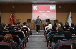 KBÜ’de düzenlenen konferansta Ozan Kuşcu gençlere...