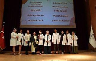 KBÜ’de fizyoterapi öğrencileri beyaz önlüklerini...