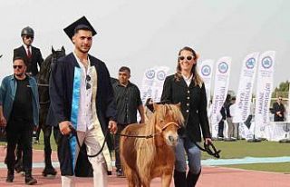 Kep takan sevimli at, 4 bin 500 öğrenci ile birlikte...