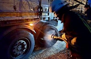 Kereste yüklü tırdan dumanlar yükseldi, itfaiye...