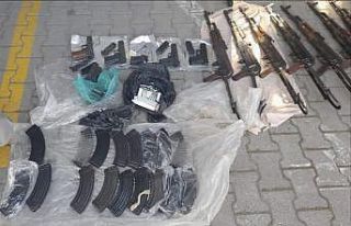 Kiraladığı araçta kalaşnikoflarla yakalanan polis...