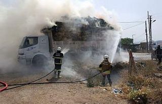 Kırıkhan’da saman yüklü tır alevlere teslim...