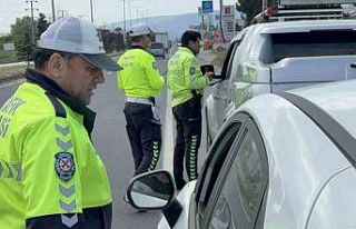 Kırmızı ışıkta geçenler havadan yakalandı