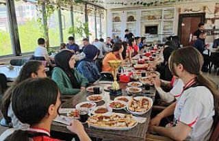 Kız voleybol takımları beldeye 2 kupa kazandırdı