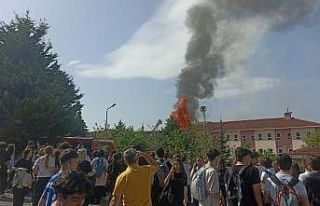Kocaeli’de fen lisesi yanıyor, öğrenciler tahliye...