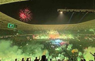 Kocaelispor camiası kupayı ünlü isimlerle kutladı